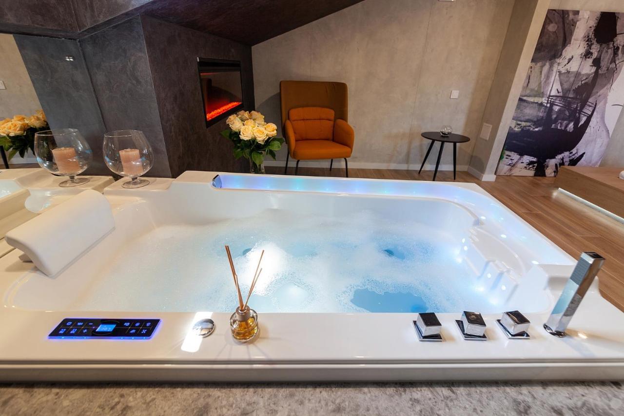 Royal Vip Jacuzzi Apart Lviv Exterior foto